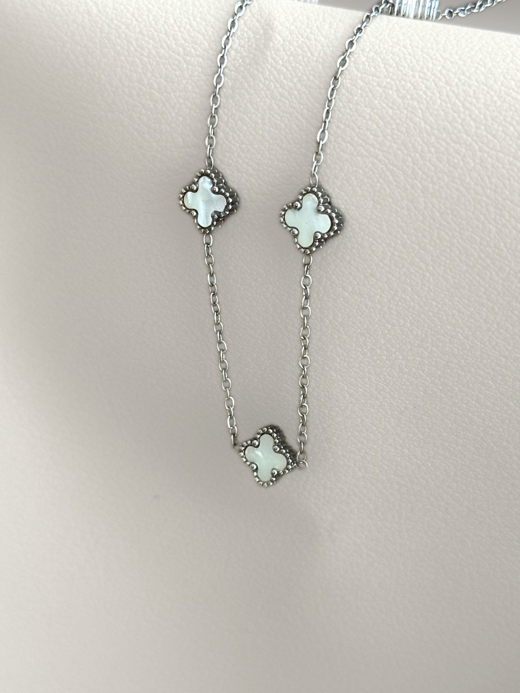 Collar white