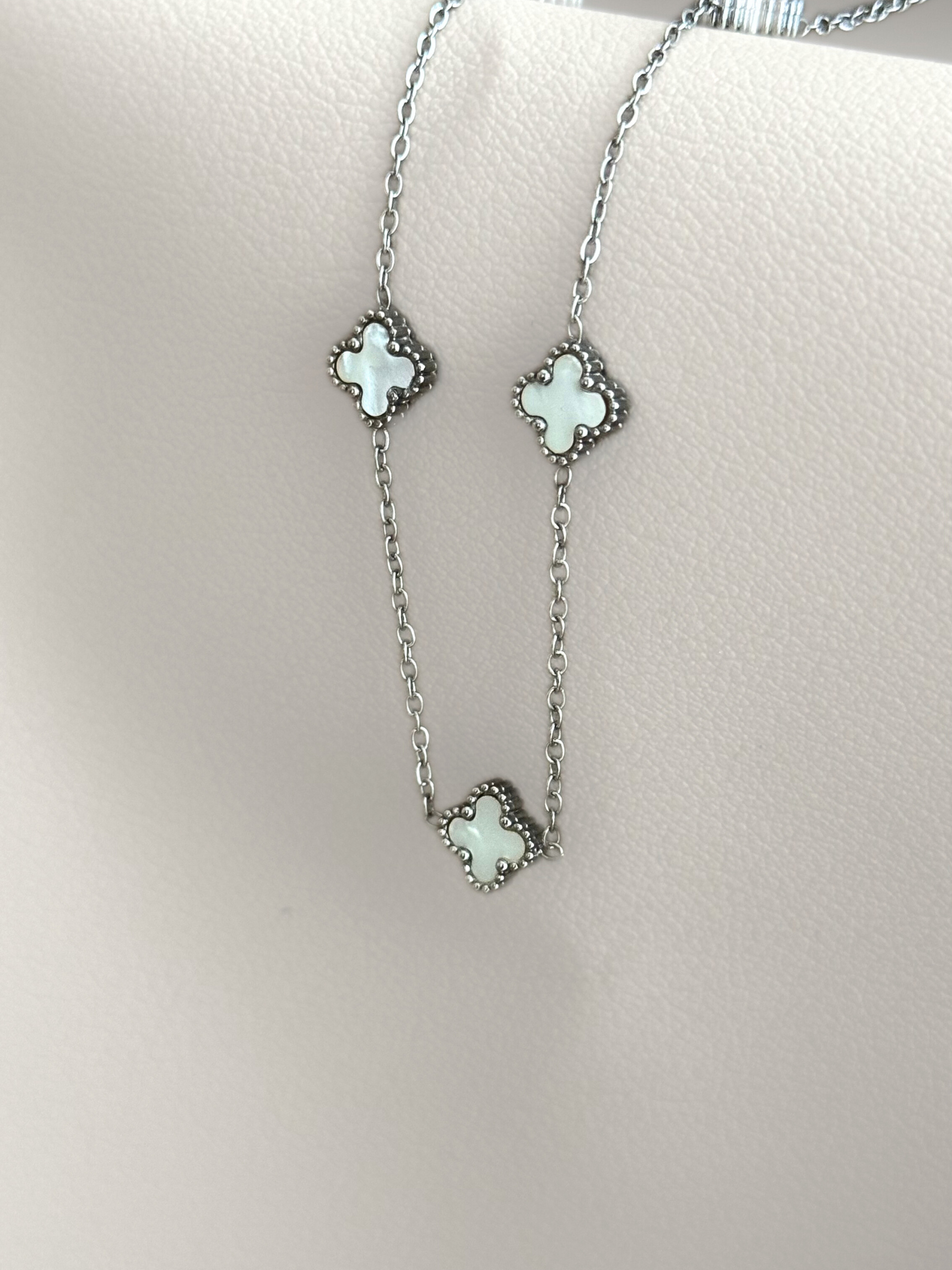 Collar white