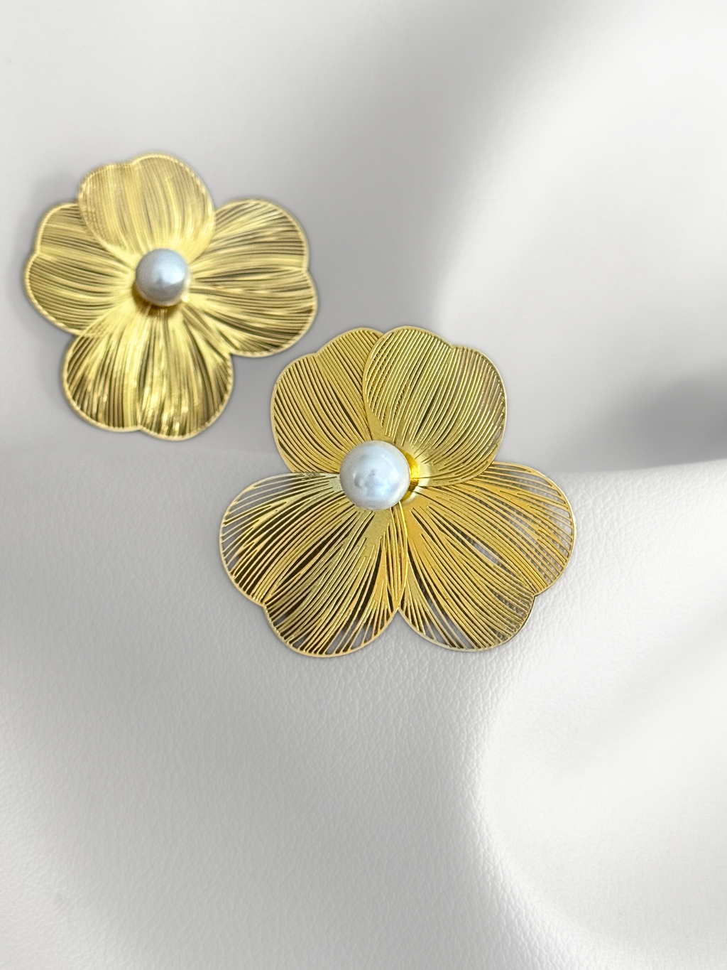 Aretes Golden Petal Pearl