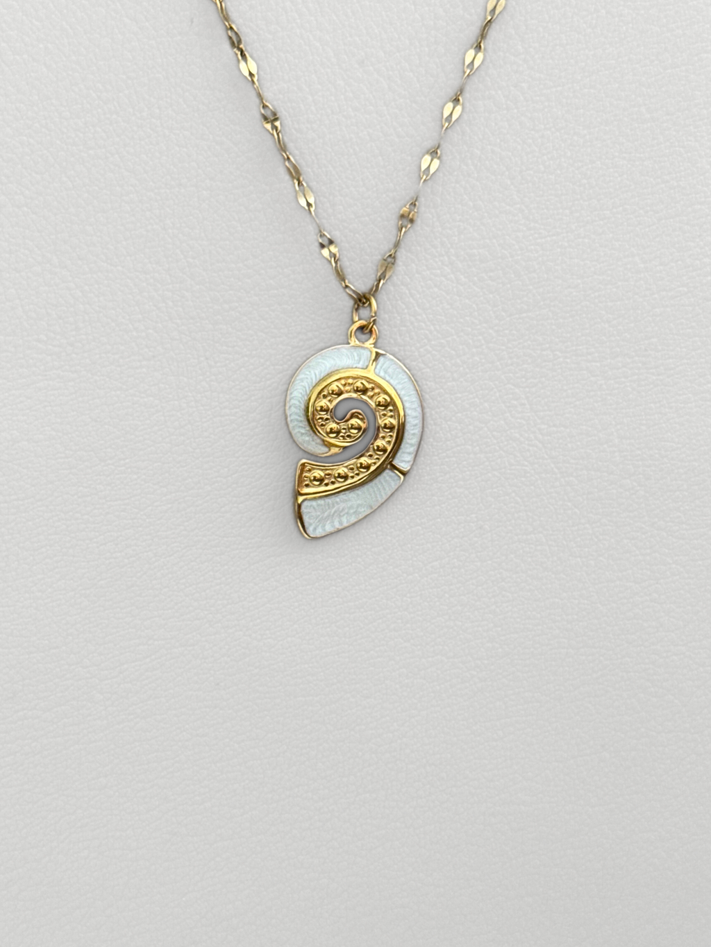 Collar Seashell Aura Dorado