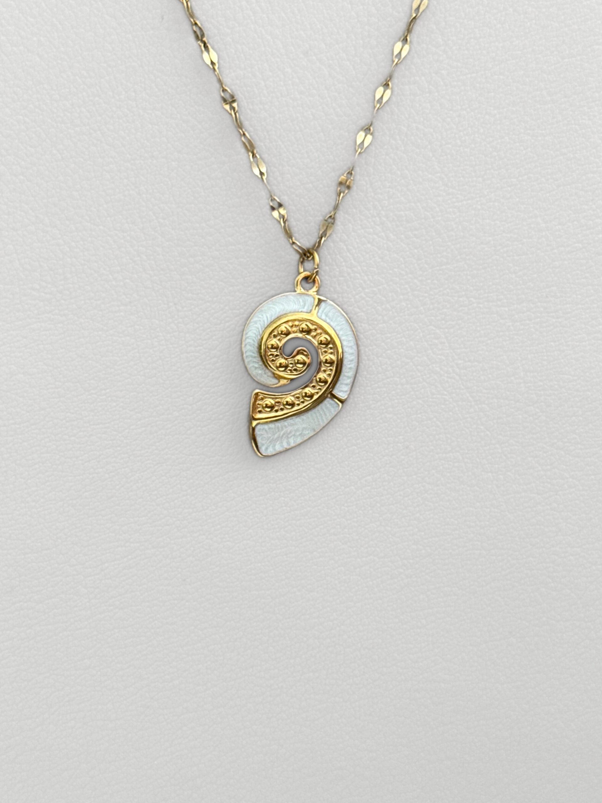 Collar Seashell Aura Dorado