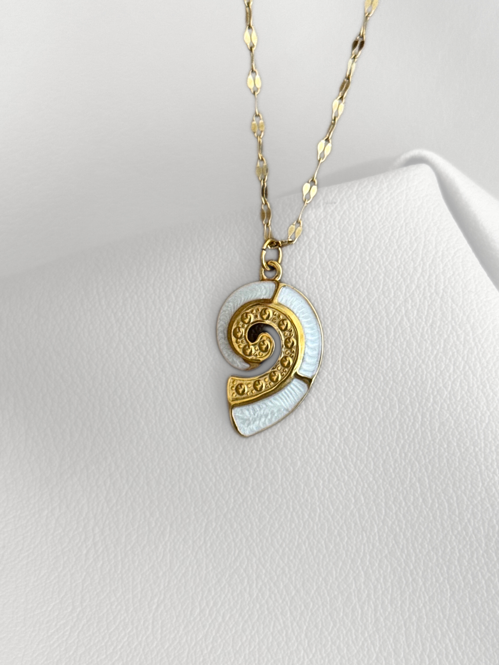 Collar Seashell Aura Dorado