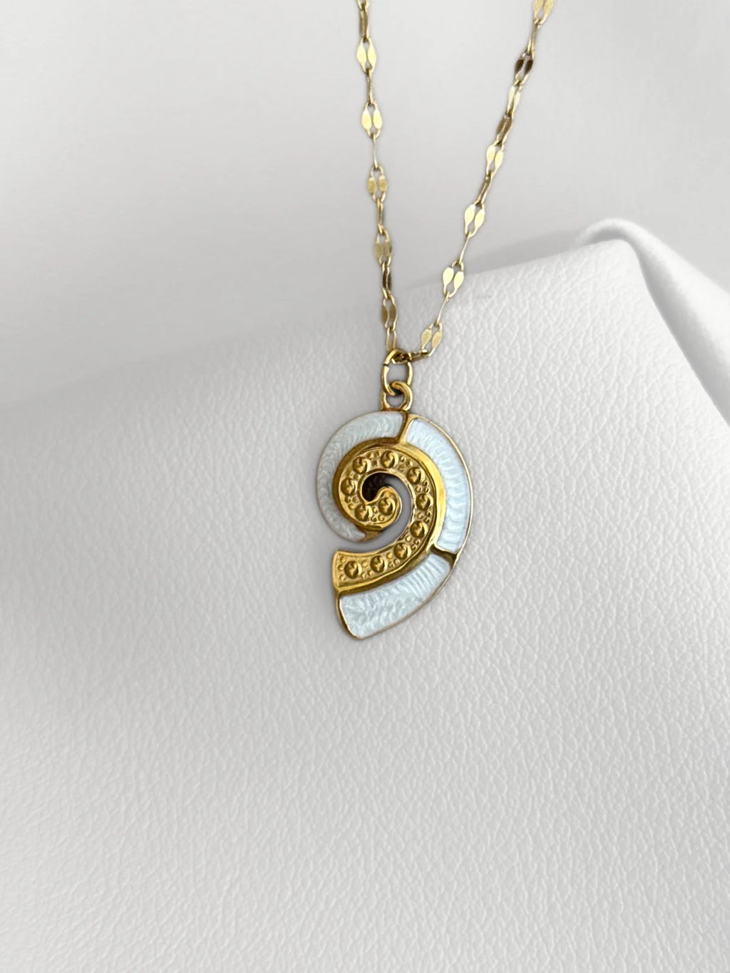 Collar Seashell Aura Dorado