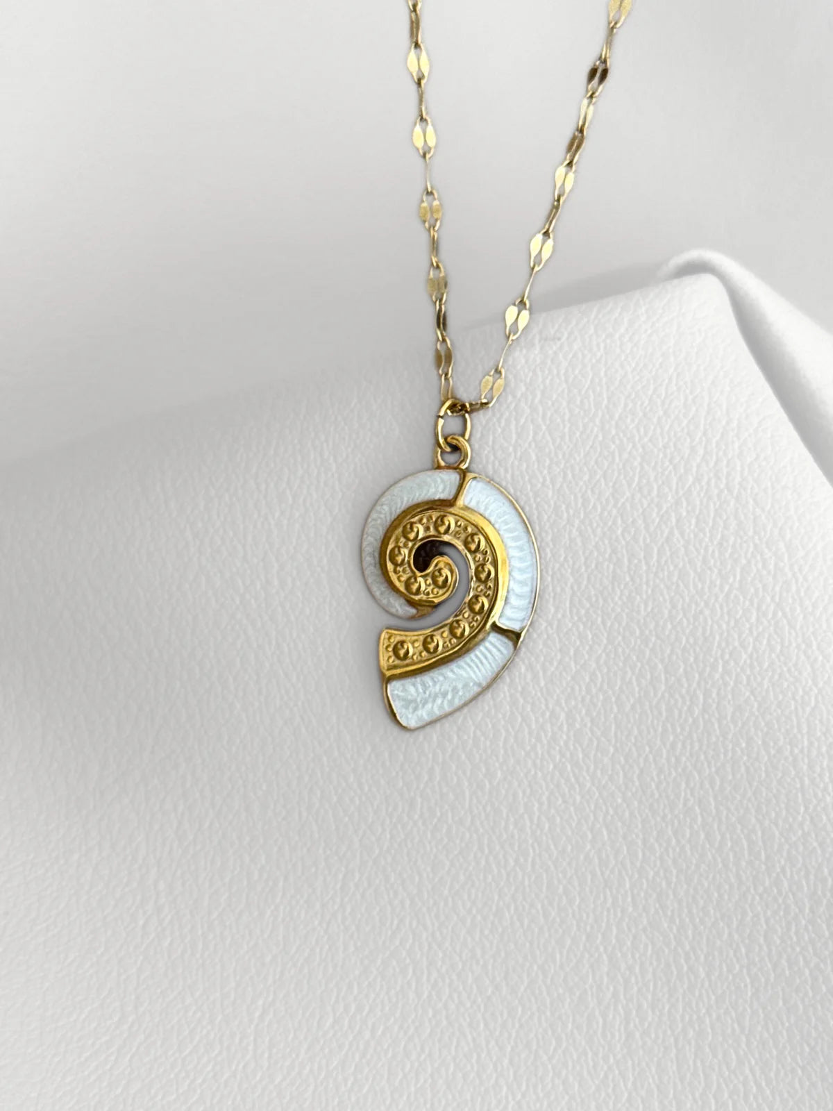 Collar Seashell Aura Dorado