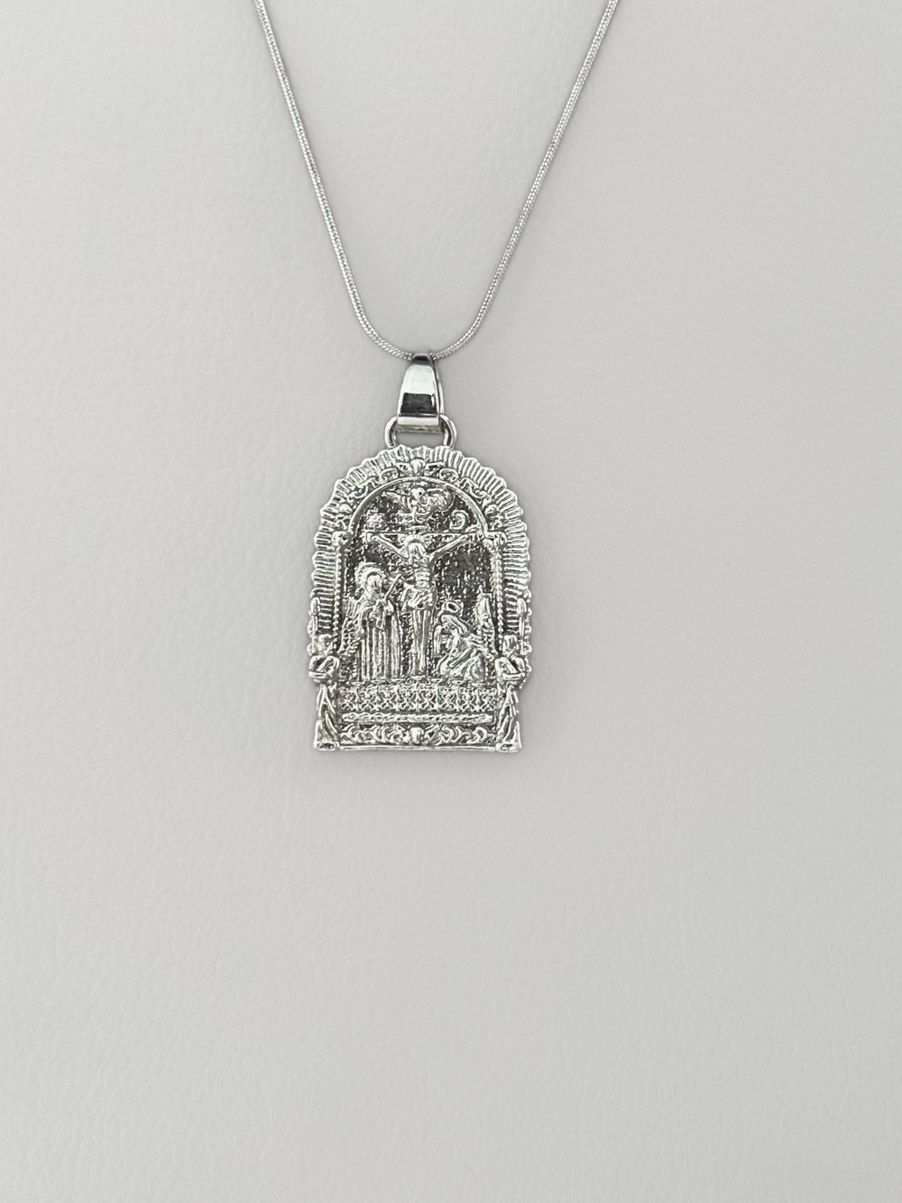 Collar Señor de los Milagros Plateado en Alto Relieve