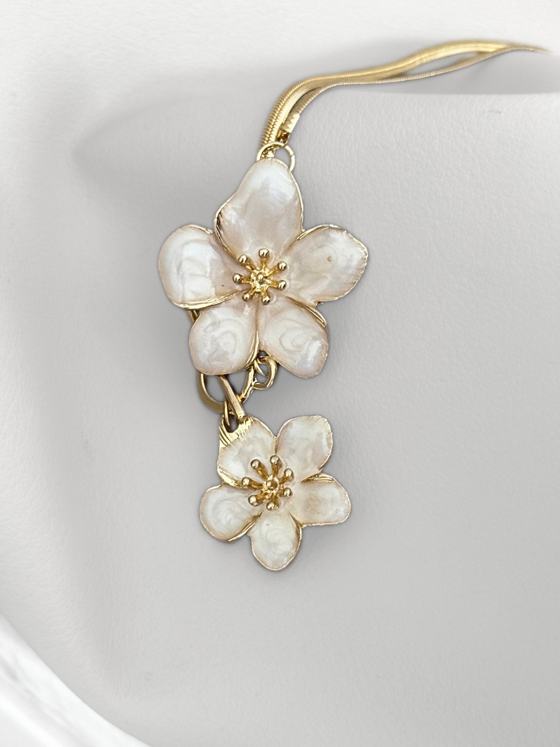 Collar Vintage White Bloom