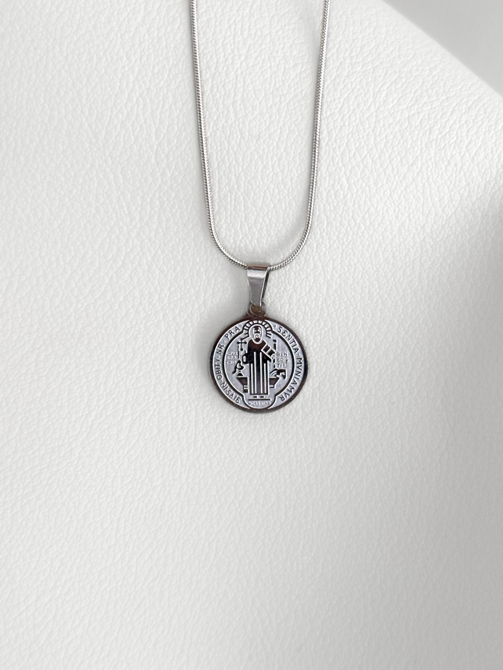 Collar San Benito Plateado de Acero Doble Cara