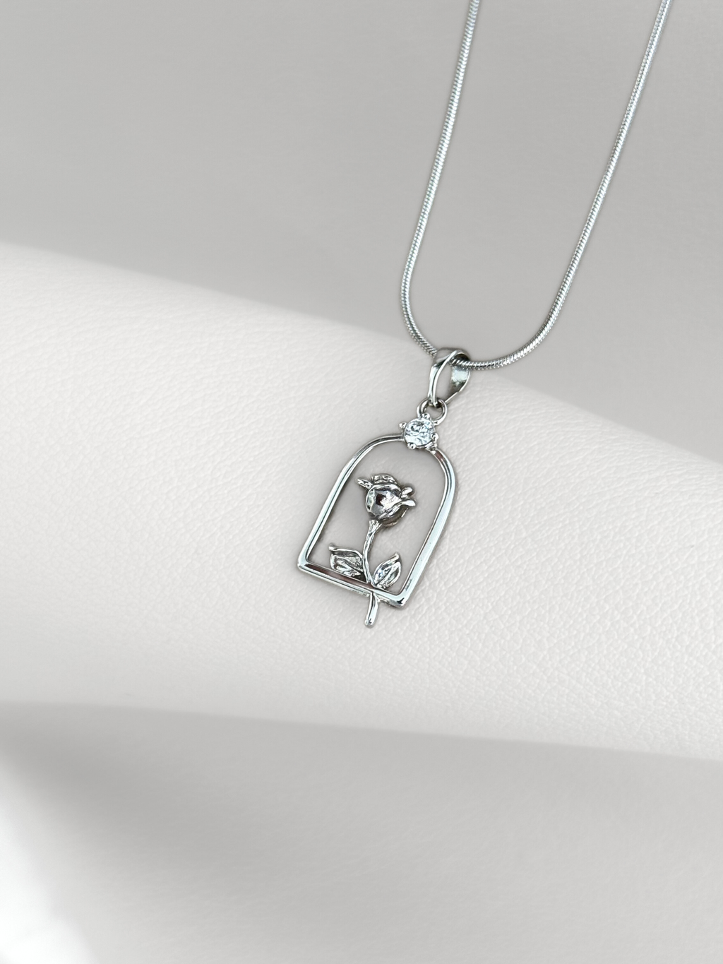 Collar Silver Rose Frame