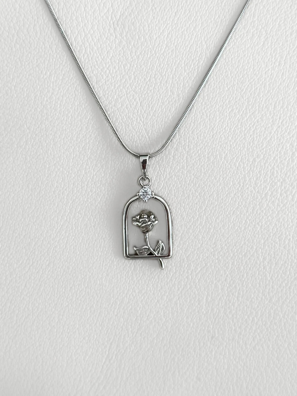 Collar Silver Rose Frame