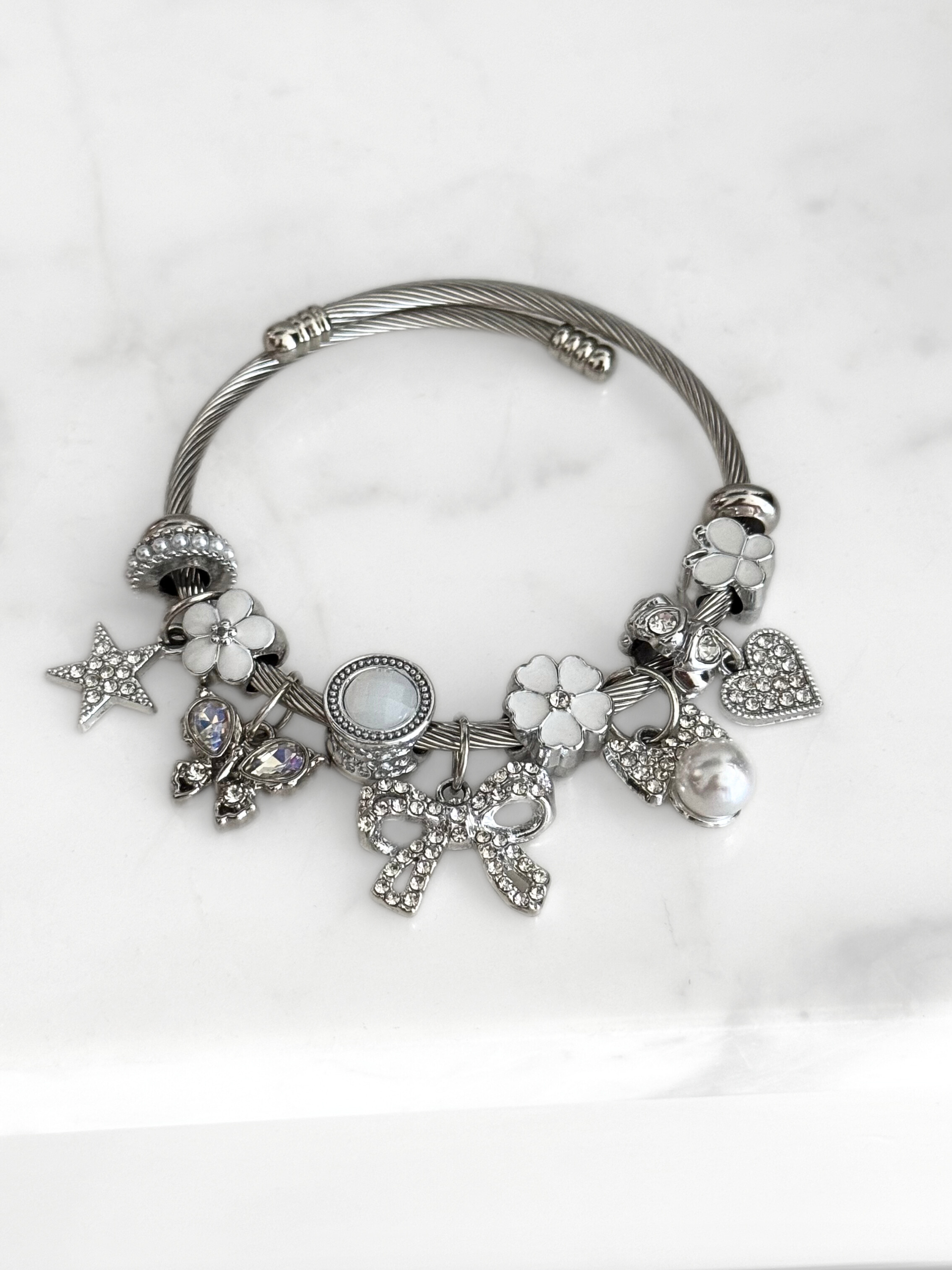 Pulsera Flores Blancas & Lazo Elegante