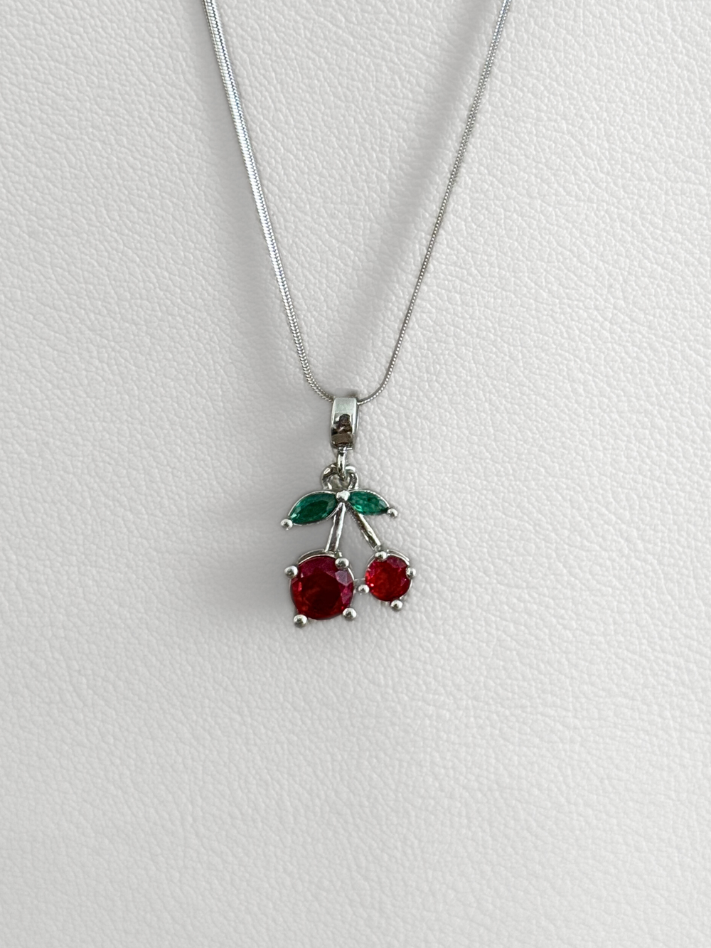 Collar Cherry Glow de acero 316L
