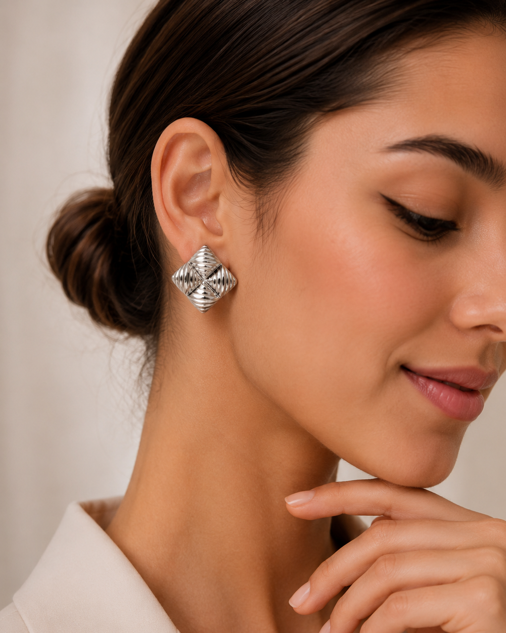 aretes de acero 316L
aretes de acero inoxidable 316L
aretes plateados
aretes plateados mujer
aretes de acero plateado
aretes geométricos
aretes geométricos mujer
aretes modernos mujer
aretes elegantes mujer
Aretes Roma
Braja Joyería