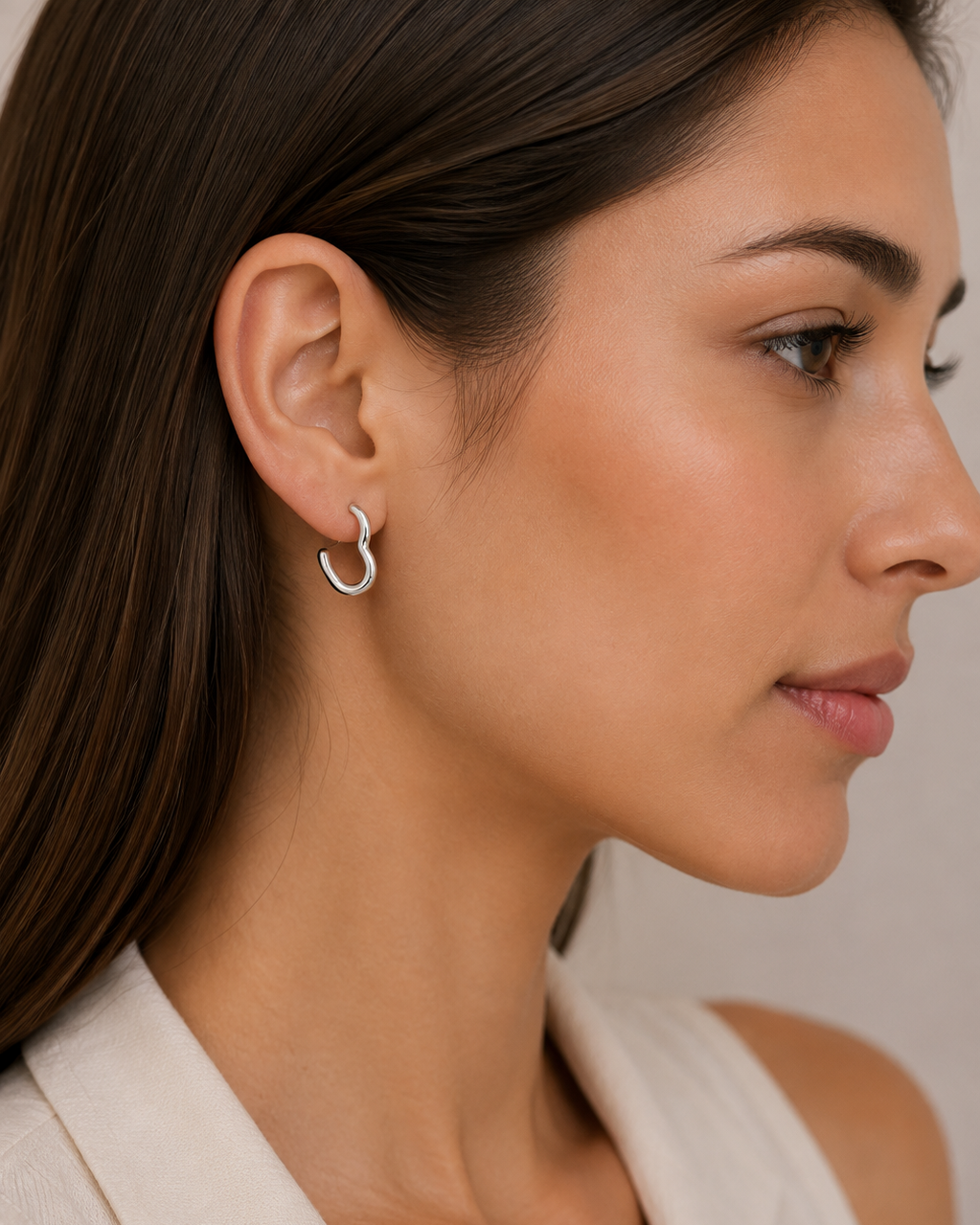 aretes de corazón
aretes corazón plateados
aretes de acero 316L
aretes plateados
argollas de corazón
aretes tipo argolla
aretes minimalistas
aretes modernos
joyería de acero
joyería para mujer
Braja Joyería