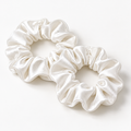 Pack x2 Scrunchies de Satén Blanco | Cuidado y Estilo para el Cabello