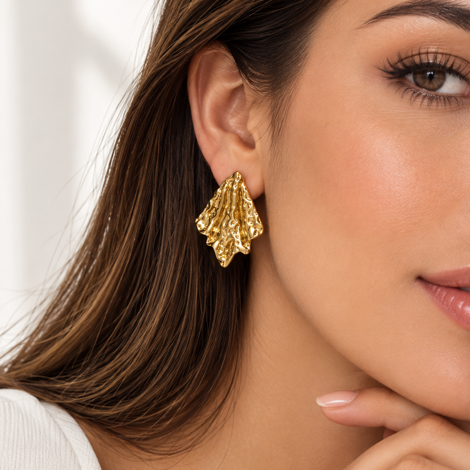 Aretes Nautic Shell Asymmetric Gold| Braja Joyería