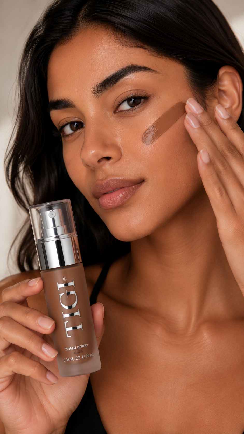 Tigi Tinted Primer Dark Oscuro + Beauty Blender – Prebase con Color Profesional